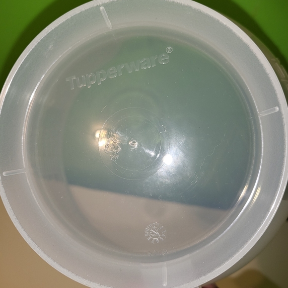 Tupperware Classic 8 cup Mix ‘N Stor Pitcher - Picture 4 of 4